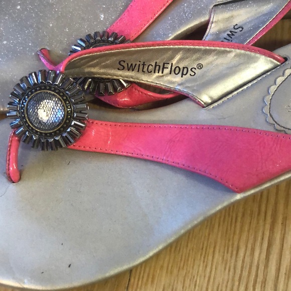 Two pairs of flip flops - Picture 3 of 5